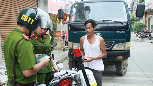 Chiêm bao thấy công an bắt xe vi phạm